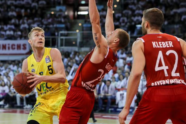 王楚钦则以 王楚钦则以